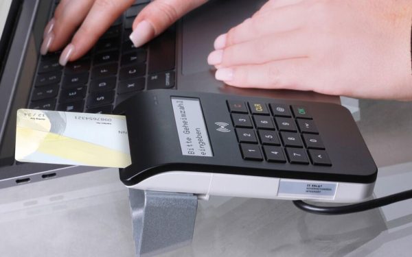 citac kartica i racunalo u ordinaciji za elektronicki potpis