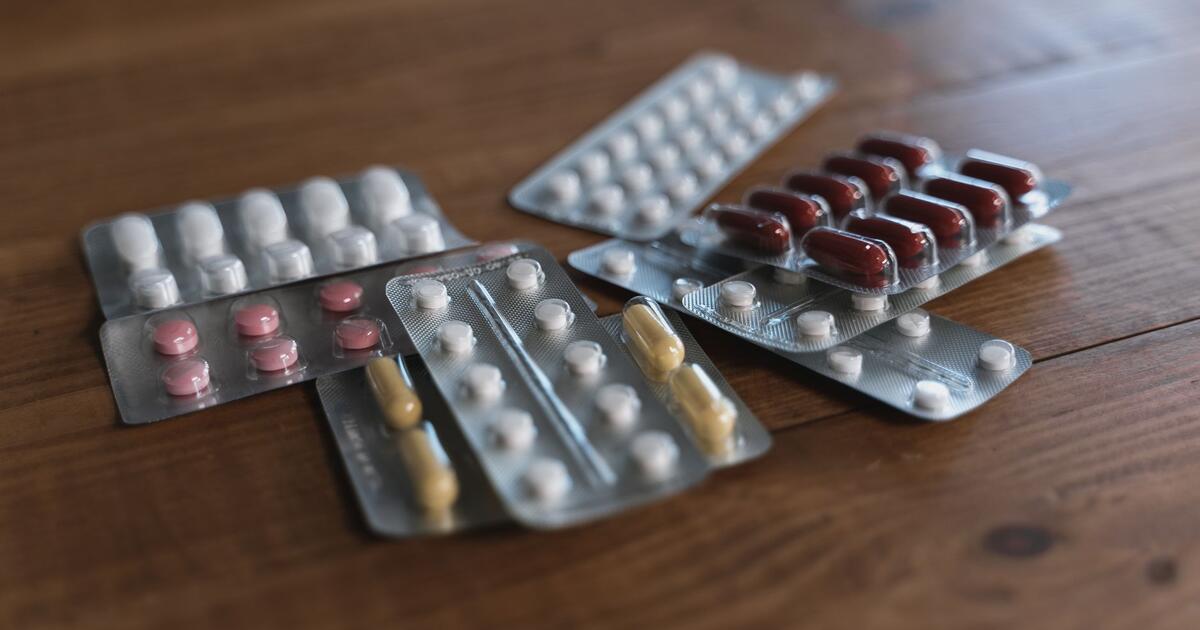 Klavocin antibiotik tablete u blisteru na stolu uz casu vode