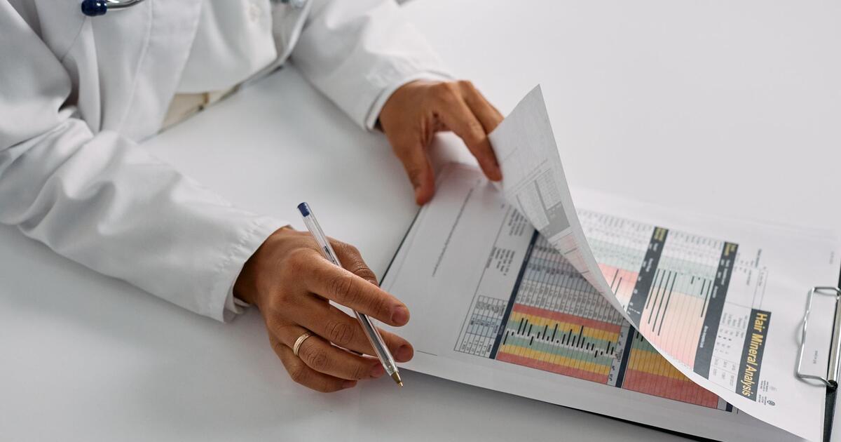 lijecnik pregledava nalaz pacijenta na racunalu u ordinaciji