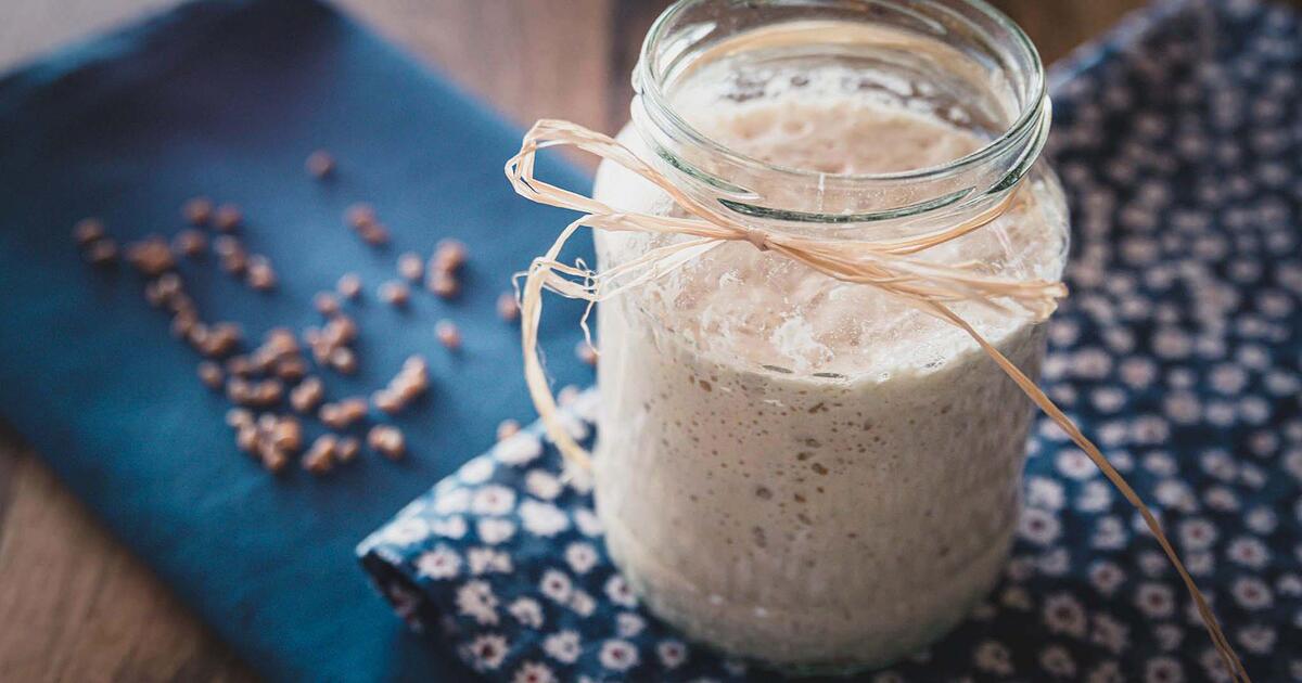 probiotik kapsule i fermentirana hrana na kuhinjskom stolu