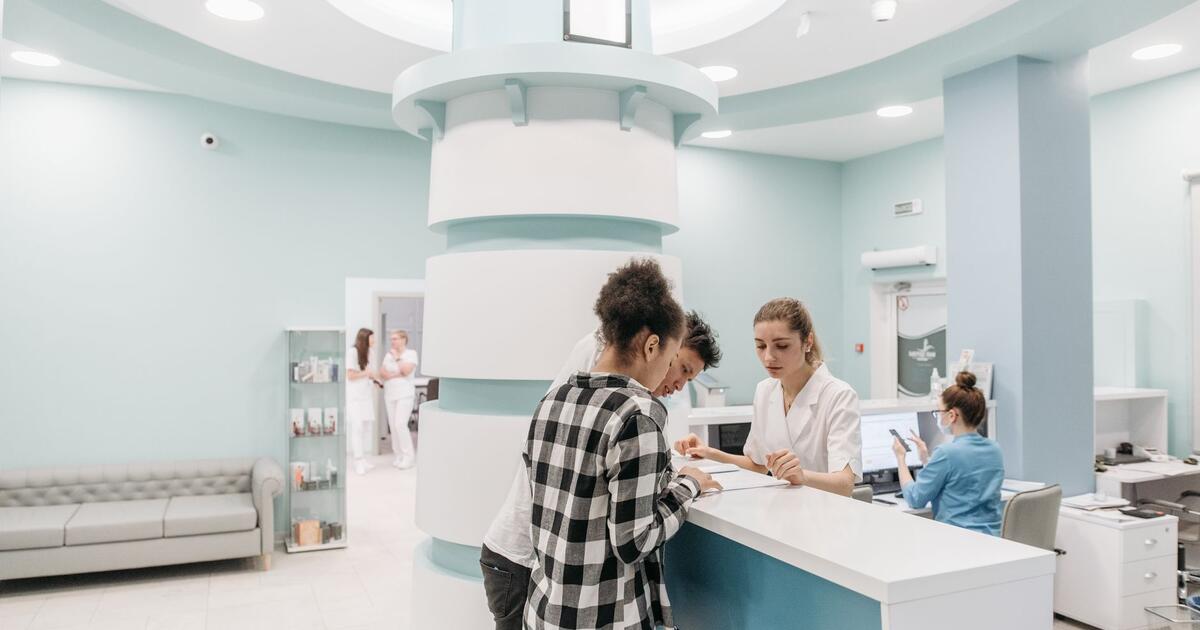 recepcija privatne ordinacije s dokumentacijom na stolu