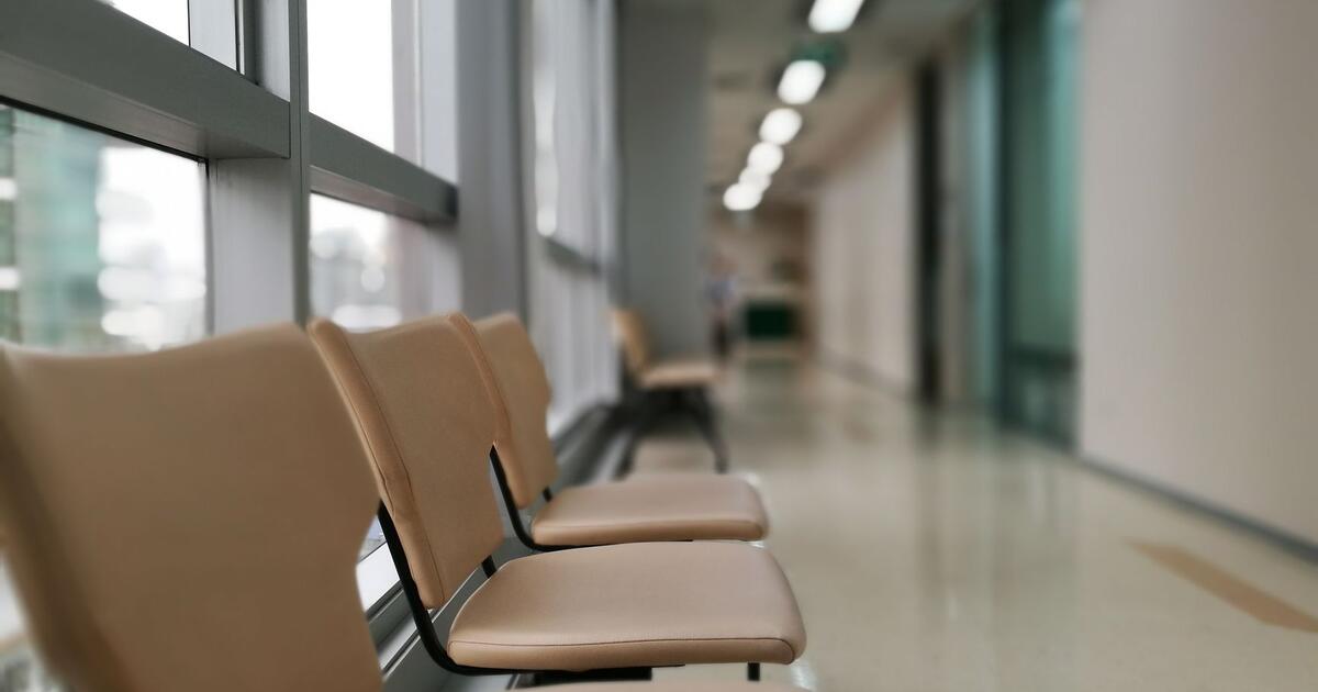 prazna cekaonica u ambulanti u sezoni gripe