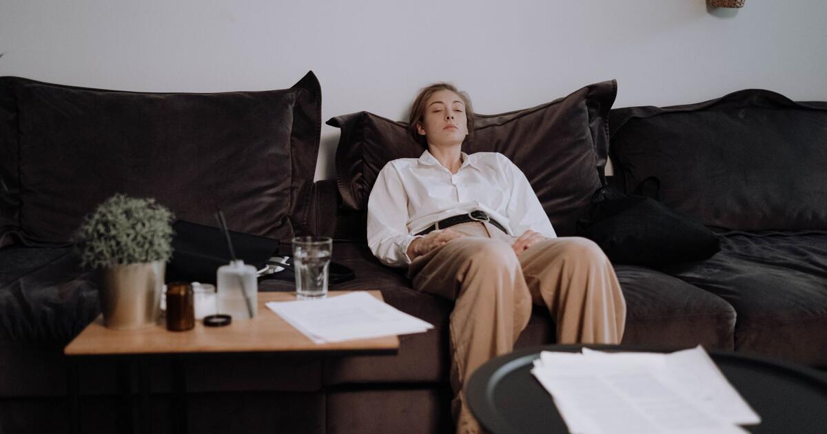 tired woman resting on couch daytime kronicni umor