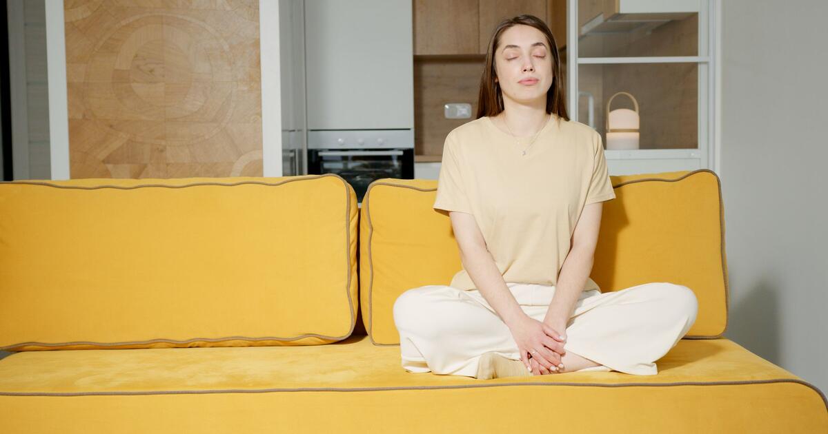 woman meditating at home meditacija za pocetnike