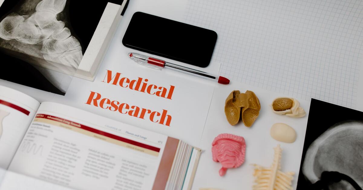 stetoskop i anatomski model srca na lijecnickom stolu