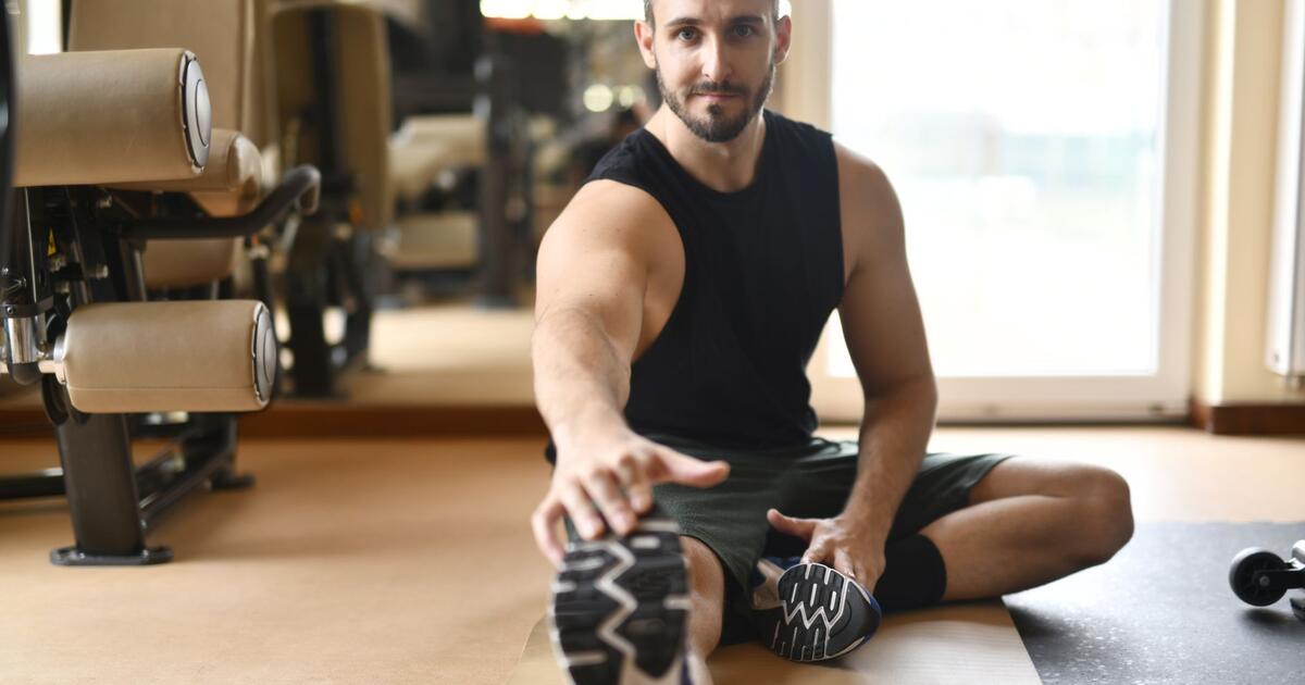 person stretching after workout regeneracija nakon treninga