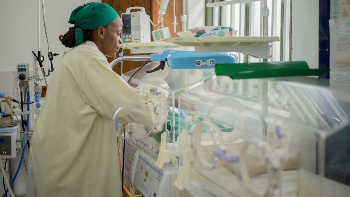 bolnicka neonatalna jedinica s medicinskom opremom