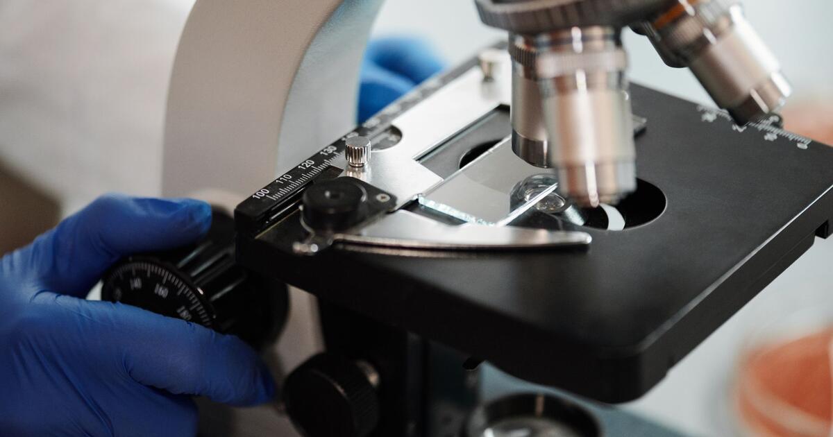znanstvenik radi s mikroskopom u laboratoriju