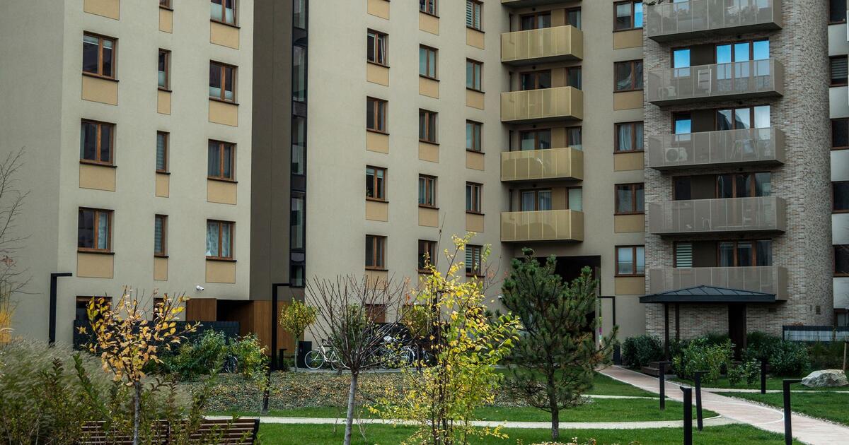 zeleni park pored zgrada u gradu